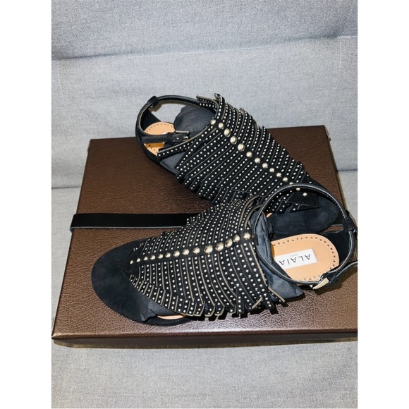 ALAÏA
Embellished suede thong sandals with Box. - Picture 10 of 13